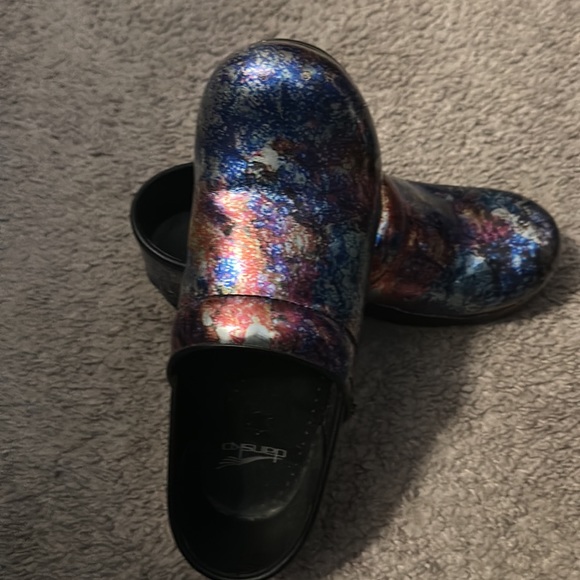 Fun color Dansko in mint condition no damage - Picture 2 of 6